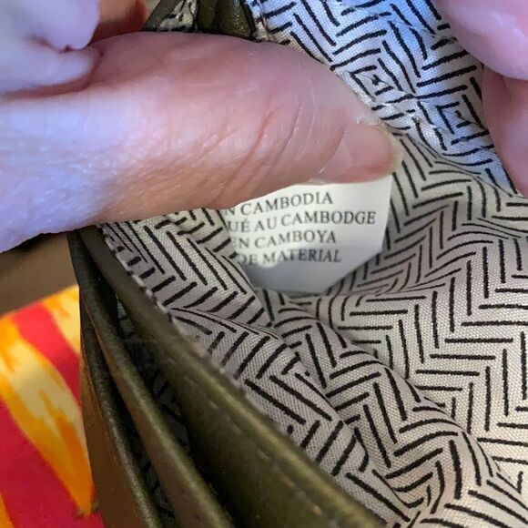 Wristlet in olive Green NWOT.  Lots of compartments including 3 zippered - Picture 7 of 7